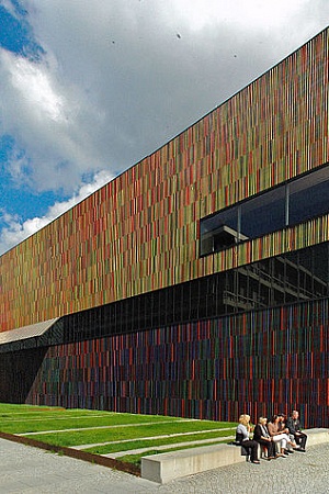 Brandhorst Museum of Modern Arts, Munich, Panorama from South West, 19 September 2010 (photograph by Guido Radig via Wikimedia Commons)