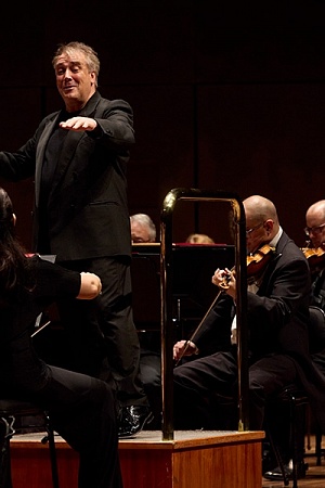 Jaime Martín conducts the Melbourne Symphony Orchestra (photograph by Laura Manariti)