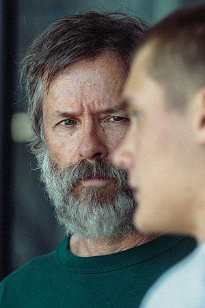 Guy Pearce as Warren and Vincent Miller as Mel