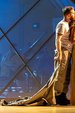 Tim Mead as Julius Caesar and Samantha Clarke as Cleopatra (photograph by Brett Boardman)