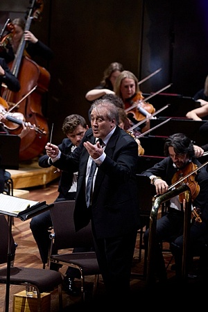 Jaime Martín with Melbourne Symphony Orchestra (photograph by Laura Manariti)