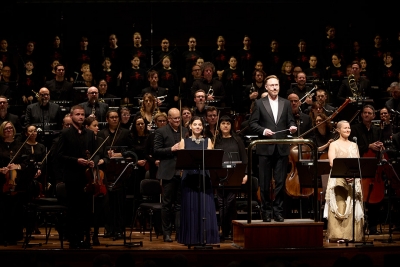 Benjamin Northey conducts Kaddish (photograph by Laura Manariti)